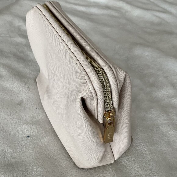 La Mer Off White Kiss Lock Hinged Zip Top Close Makeup Bag NWOT Faux Leather - Picture 3 of 9